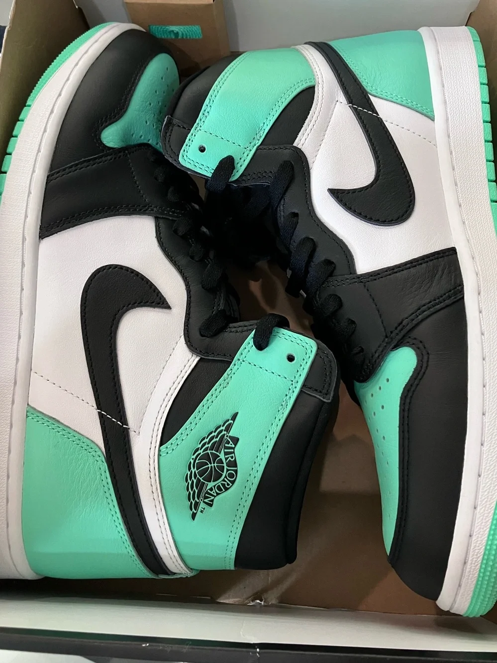 Air Jordan 1 Retro High Green Glow